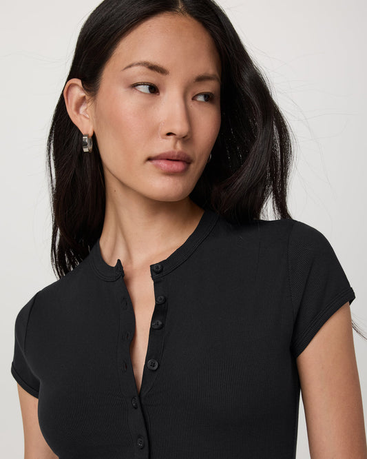 Short Sleeve Pose Button Up Women's Black Crewneck| Vuori | Vuori shop