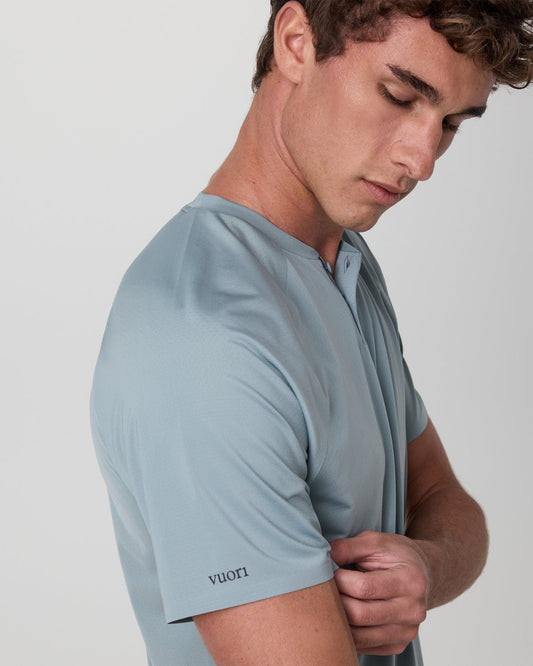 Short Sleeve Viewpoint Henley Mist | Vuori shop